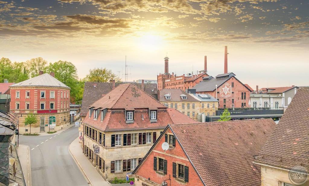 Es zeigt ein Foto von den Dächern verschiedener Immobilien in Bayreuth, Oberfranken, Nordbayern in Deutschland auf der Kontakt-Seite für die Erstellung von Gutachten in der Immobilienbewertung.